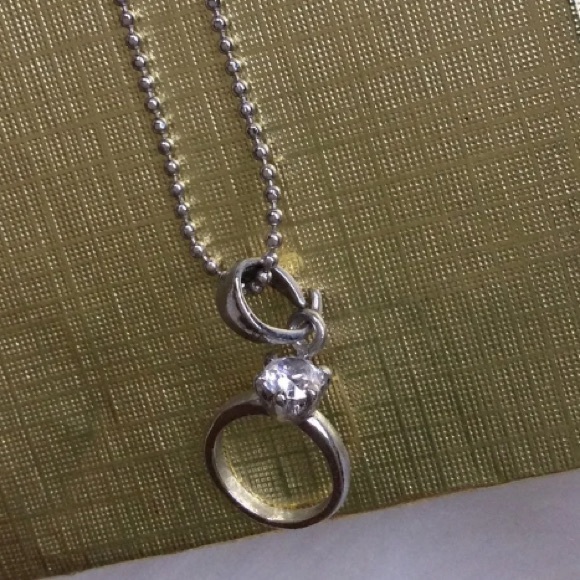 Necklace bundle 💍🍒 - Picture 2 of 4